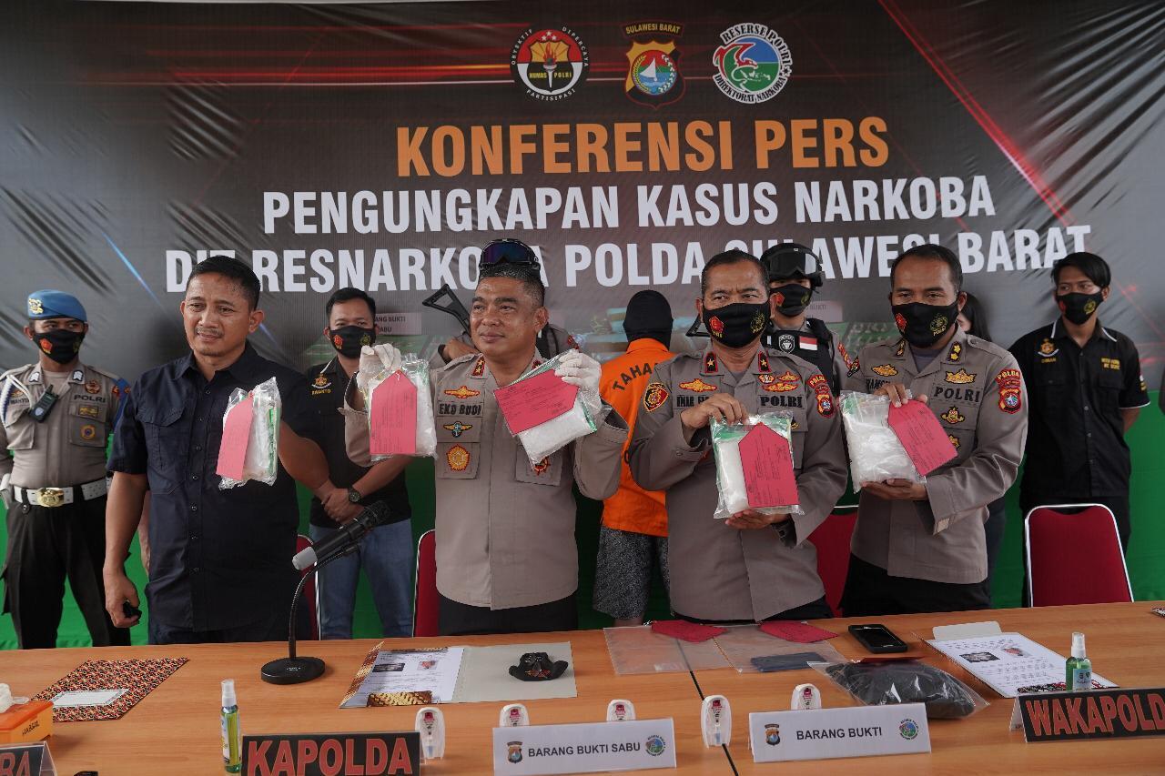 Polda Sulbar memperlihatkan Barang bukti sabu seberat 5Kg