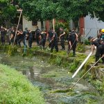 Brimob Bone ” Kepung ” Kampung Lacokkong