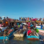 SAR Brimob Bone Bantu Evakuasi Kapal Yang Terbakar di Pelabuhan Bajoe