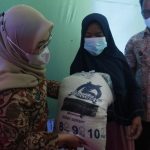 Sutinah Serahkan BLT dan Bantuan Beras PPKM di Desa Ahu