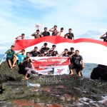 Momentum HUT RI ke 76,P3S Sese Mamuju Bentangkan  Bendera Merah Putih di Pantai Losa