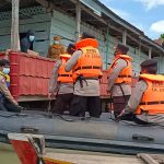 Kapolda Sulsel Terobos Banjir Untuk Berikan Sembako Ke Pada Warga 