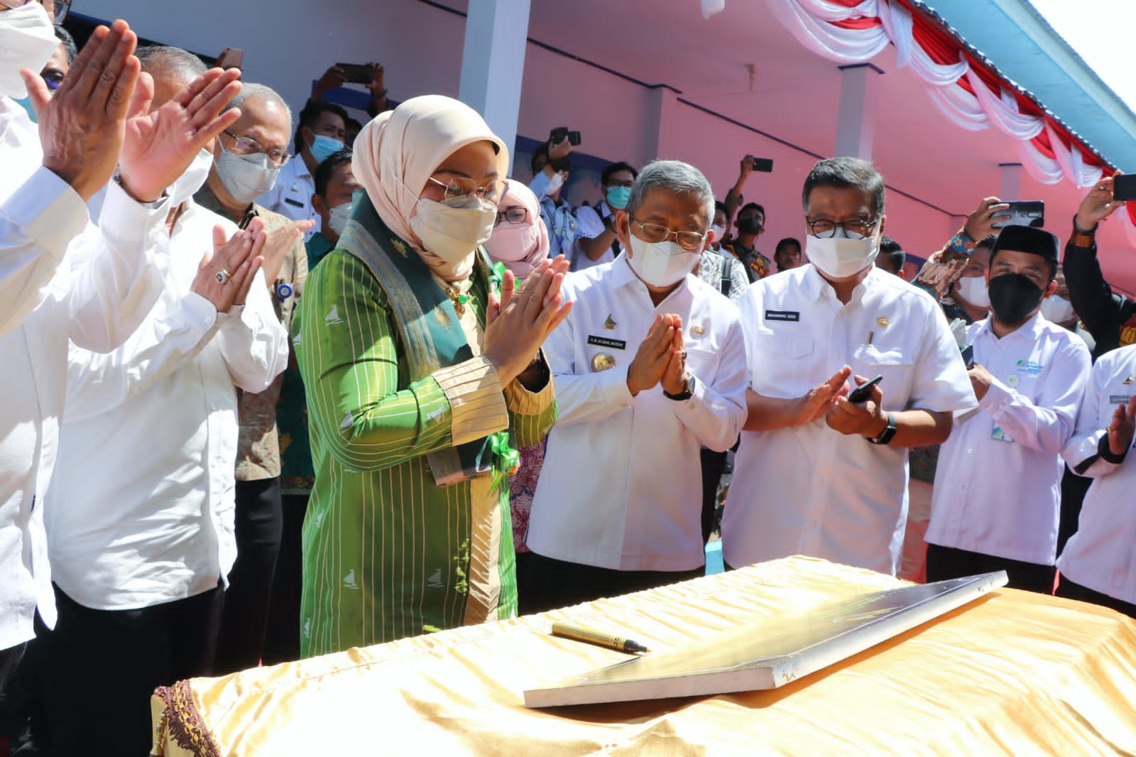 Menteri Ketenagakerjaan Republik Indonesia (Menaker RI), Ida Fauziah bersama Gubernur Sulawesi Barat, Ali Baal Masdar, melaunching layanan terpadu Satu Atap pekerja migran Indonesia (LTSA-PMI) (Poto Humas Pemprov Sulbar Untuk Rakyatsulbar.com)