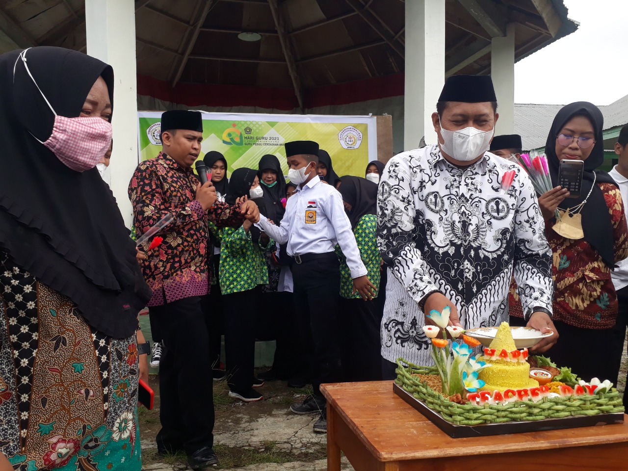 MA dan MTs. Al-Chaeriyah Ma'arif Simboro Mamuju, gelar upacara bendera peringatan Hari Guru Nasional Tahun 2021,Kamis (25/11) (Poto Muh Yunus Untuk Rakyatsulbar.com)