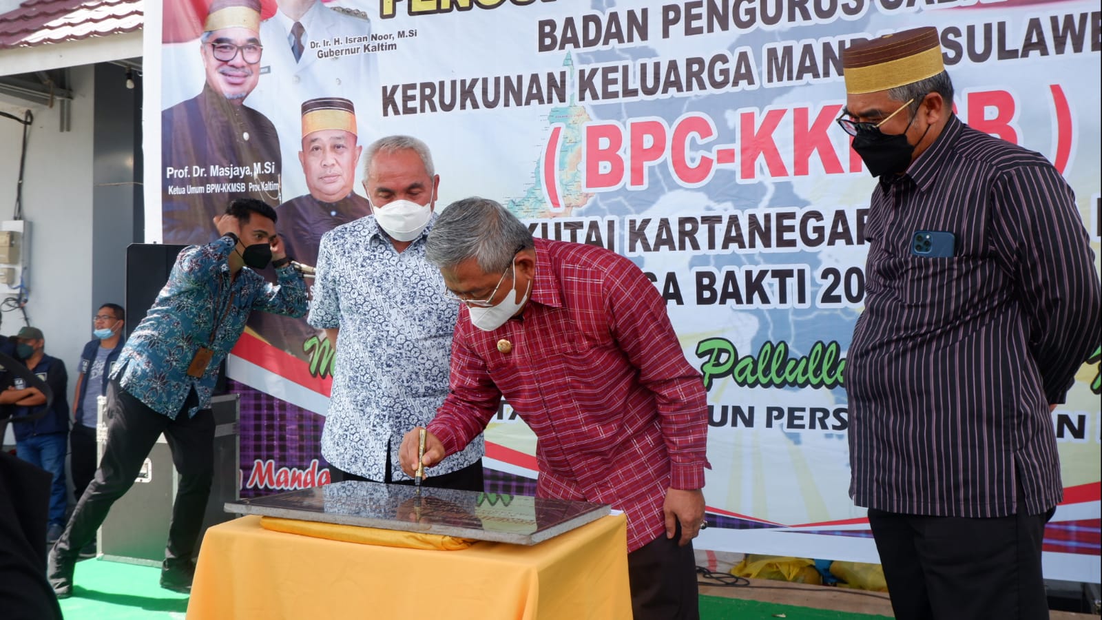 Gubernur Sulbarl Ali Baal Masdar hadiri Pengukuhan dan Pelantikan Badan Pengurus Cabang (BPC) Kerukunan Keluarga Mandar Sulawesi Barat (KKMSB) Kabupaten Kutai Kartanegara 2021-2026, Sabtu (27/11) (Poto Humas Pemrov Sulbar Ubtuk Rakyatsulbar.com)