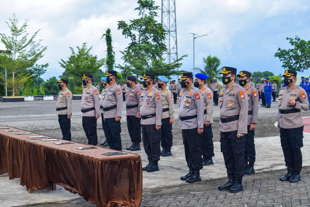 Polda Sulbar kembali menggelar upacara serah terima jabatan (Sertijab) kepada tujuh orang Pejabat Utama yang berlangsung di Lapangan Apel Mapolda Sulbar pada,Kamis (23/12)