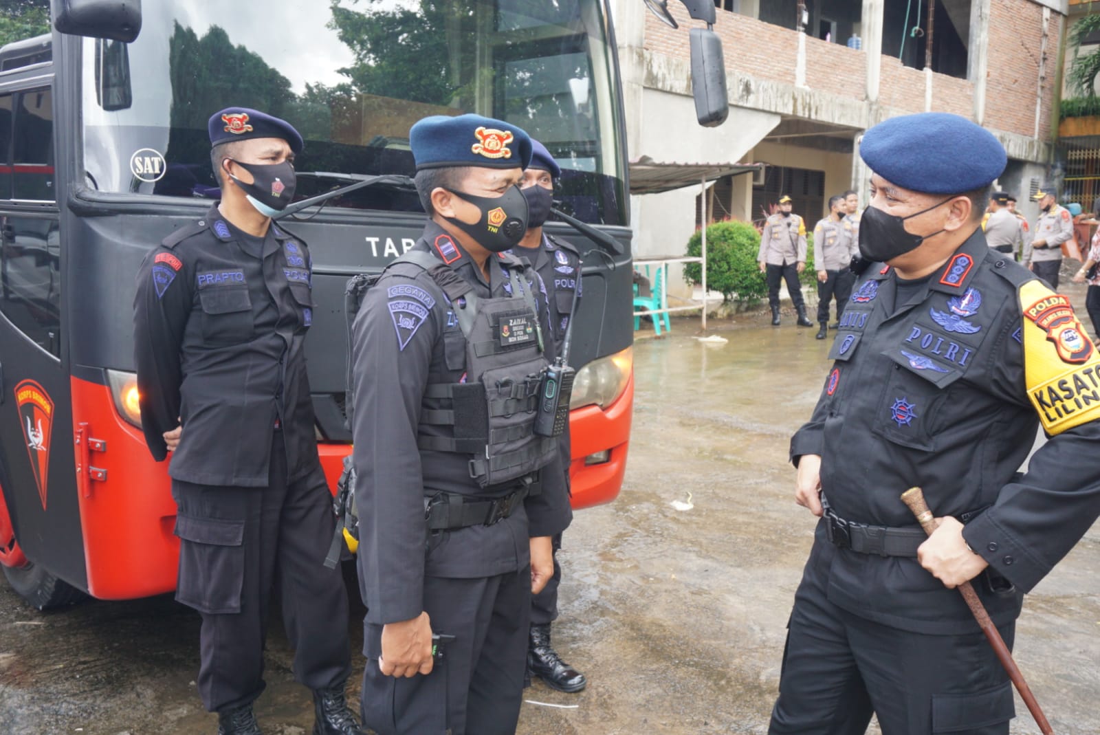 Dansat Brimob Polda Sulsel Kombes Pol. Muhammad Anis,mendampingi Kapolda Sulsel Irjen Pol. Drs.Nana Sudjana,meninjau secara langsung pelaksanaan dan pengamanan Natal Tahun 2021 di beberapa Gereja.