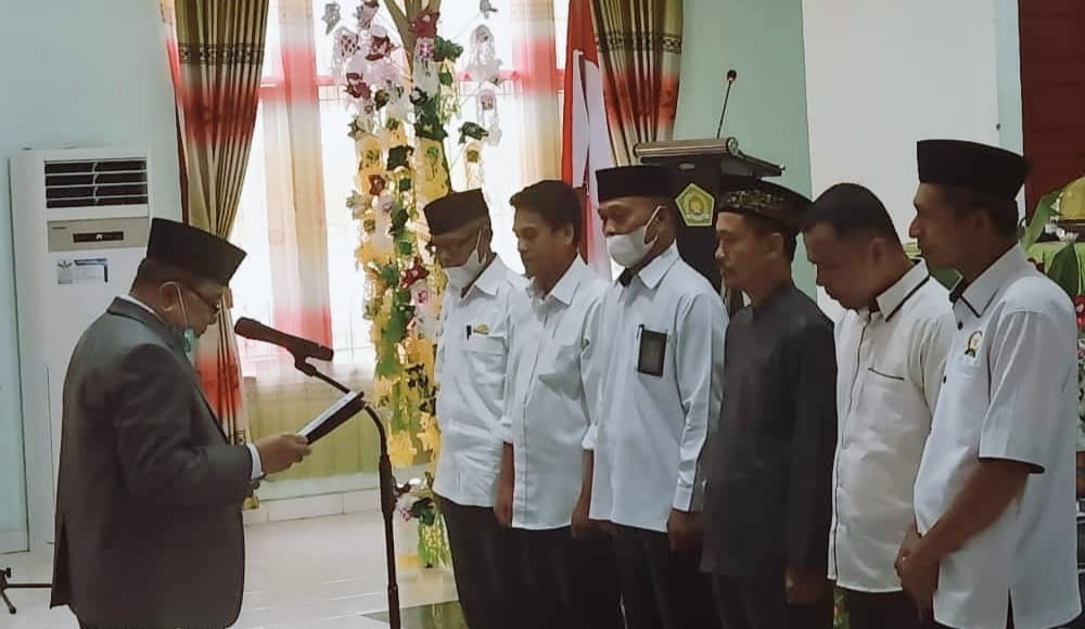 Wakil Ketua Umum PB DDI, AG Drs KH M Alwi Nawawi resmi melantik pengurus Wilayah DDI Sulbar. (Poto Lukman)