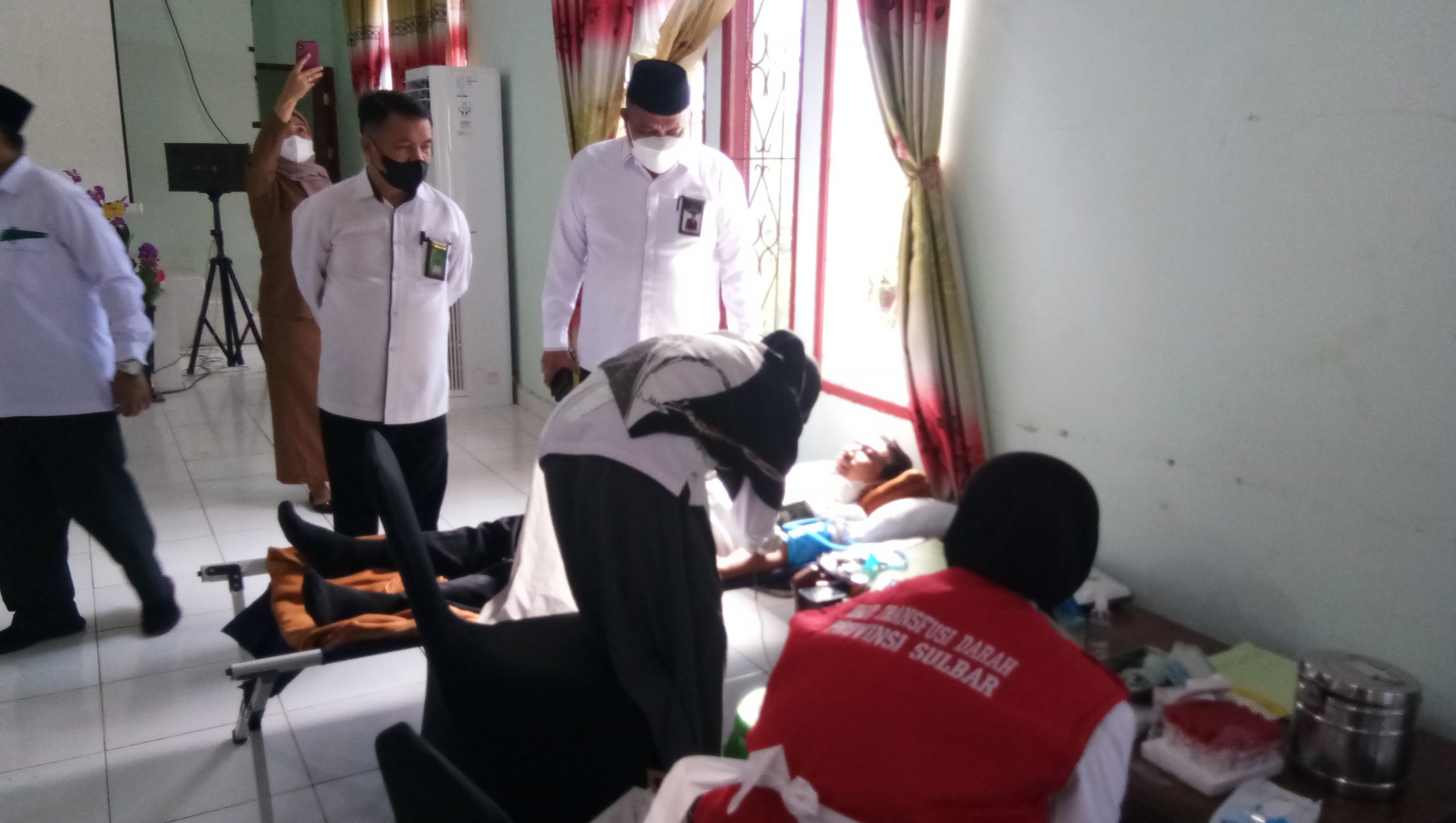 Kantor Wilayah Kementerian Agama Sulbar H.Muflih saat memmantu proses Bakti Sosial Donor Darah,Senin (27/12) (Poto Sudirman/Rakyatsulbar)