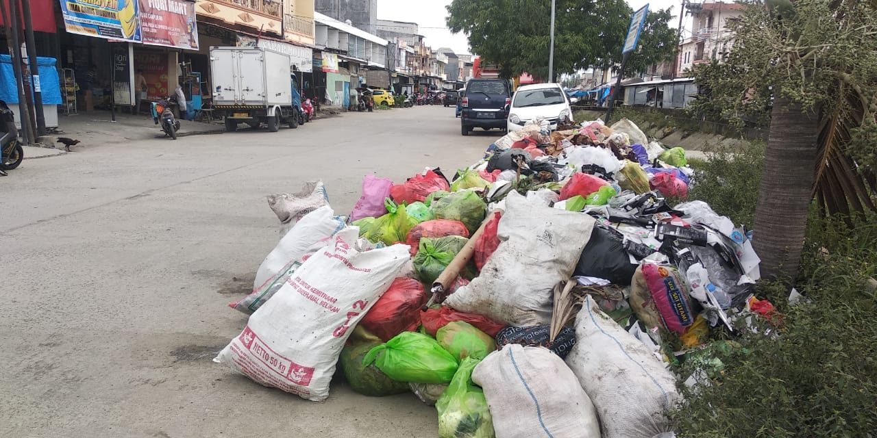 Akibat Penutupan TPA di Binuang,Sampah di Wonomulyo Menumpuk (Poto Sulfa /Rakyatsulbar.com)