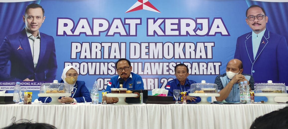 Ketua DPD Partai Demokrat Sulawesi Barat (Sulbar) Suhardi Duka ,saat memimpin rapat kerja (Poto Lukman Rahim /Rakyatsulbar.com)