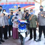 Musdalifah Bawa Pulang Motor Hasil Undian Vaksin di Majene