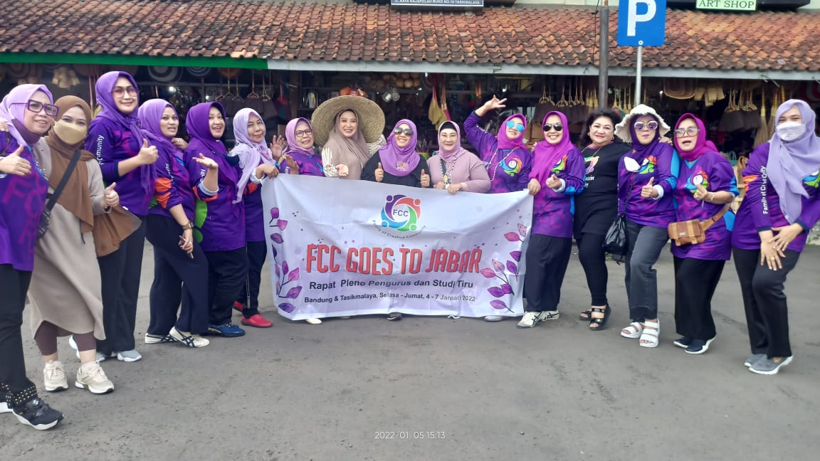 Sebanyak 25 orang pengurus Family of Creative Community (FCC) mengunjungi Pusat Kerajinan Rajapola di Kabupaten Tasikmalaya, Jawa Barat