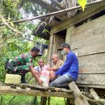 Kades Arabua dan Babinsa Kodim 1402/Polman Berikan Bantuan Ke Warga Lansia Kurang Mampu