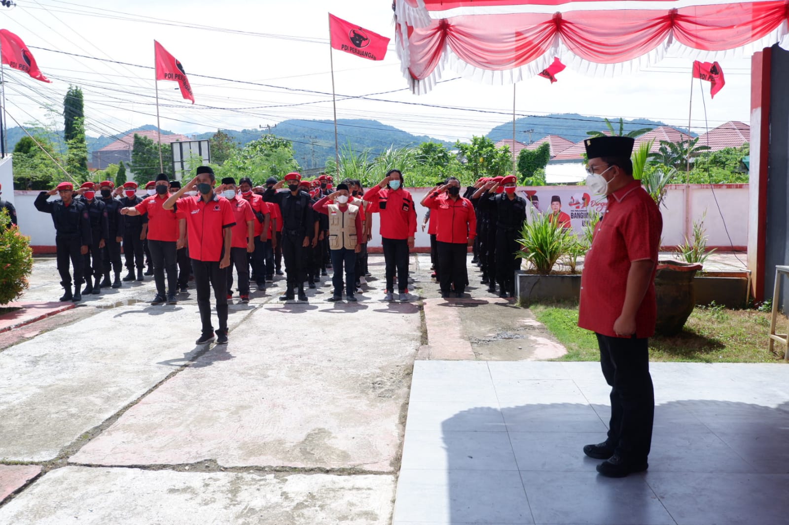 DPD PDI Perjuangan Sulbar melakukan upacara memperingati HUT ke 49 PDI Perjuangan di Kantor DPD PDI Perjuangan, Jalan Mustafa Kajjo, Mamuju. Senin (10/1). (Poto Lukman Rahim /Rakyatsulbar.com)