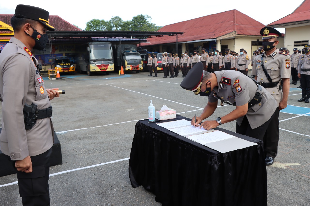 Upacara Serah Terima Jabatan Kapolsek Wara Polres Palopo dari AKP Asdar, S.Sos kepada Kompol Deni Ratmodiharjo, S.Sos berlangsung di lapangan apel Polres Palopo.