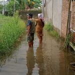 Warga Kapasa Kebanjiran: Diduga Saluran Drainase Ditutup Pengembang Puri Yohana Permai