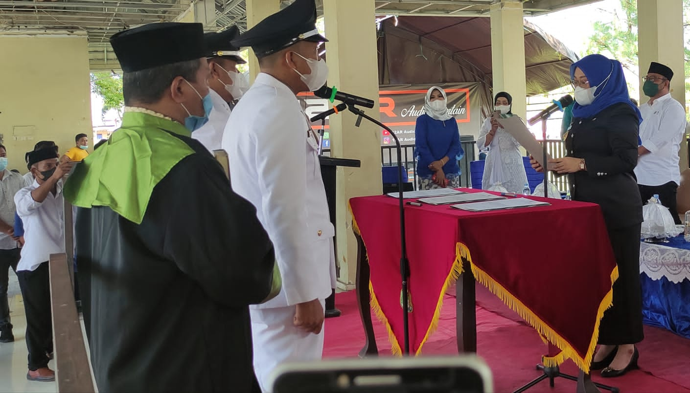 Bupati Mamuju Sutinah Saat melantik 3 Kepala Desa terpilih (Poto Lukman Rahim/Rakysubar.com)