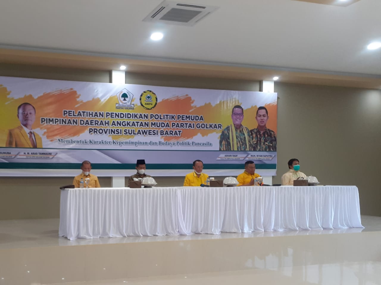 Angkatan Muda Partai Golkar (AMPG) Provinsi Sulawesi Barat (Sulbar), Partai Golkar Sulbar melaksanakan Kegiatan Pelatihan Pendidikan Politik Pemuda (Poto Zulkarnain / Rakyatsulbar.com)