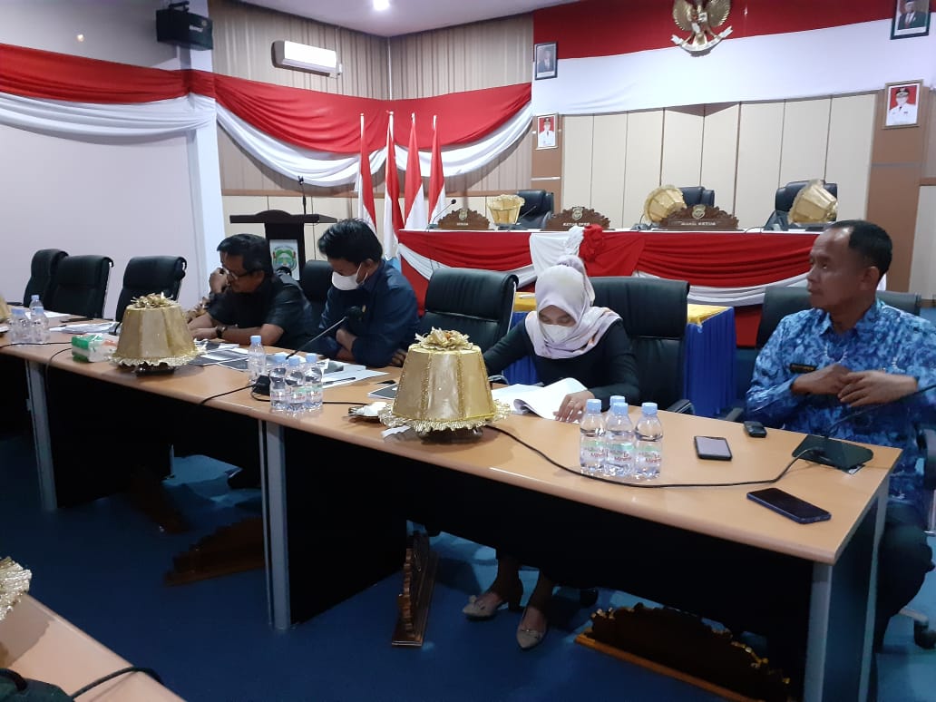 DPRD Mateng, gelar rapat Pansus LHP 2021 membahas materi laporan hasil pemantauan atas penyelesaian kerugian Daerah oleh Badan Pemeriksaan Keuangan (Poto Zulkarnain /Rakyatsulbar.com).