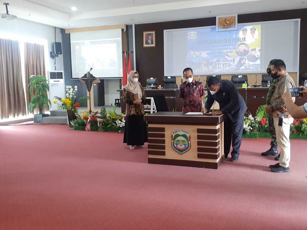 Pemda Mateng, gelar Forum Konsultasi Publik penyusunan rancangan awal rencana kerja pemerintah daerah Mateng tahun 2022. Di Aula Kantor Bupati Mateng, Kamis( 20/01/22) (Foto Zulkarnain/ Rakyatsulbar.com)