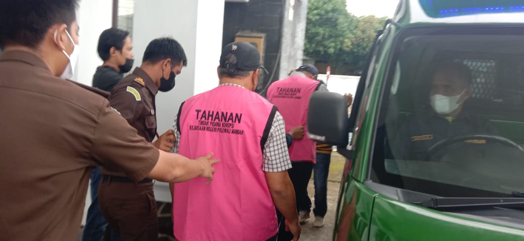 Dua Tersangka Kasus Dugaan Tipikor Proyek Sistem Penyediaan Air Minum (SPAM) Perpipaan Jaringan Desa Kelapa Dua Kecamatan Anreapi Tahun Anggaran 2018 resmi di tahan oleh Kejari Majene ( Foto Sulpa / Rakyatsulbar.com