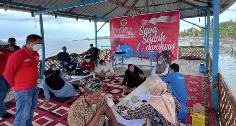 Kabinda Sulbar, kembali melakukan akselerasi vaksinasi Covid -19 dengan menyasar masyarakat pesisir Pantai di Dusun Bajoe Desa Rea Kecamatan Binuang, Kabupaten Polman, Jumat (21/1/2022).( Foto Sulpa / Rakyatsulbar.com)