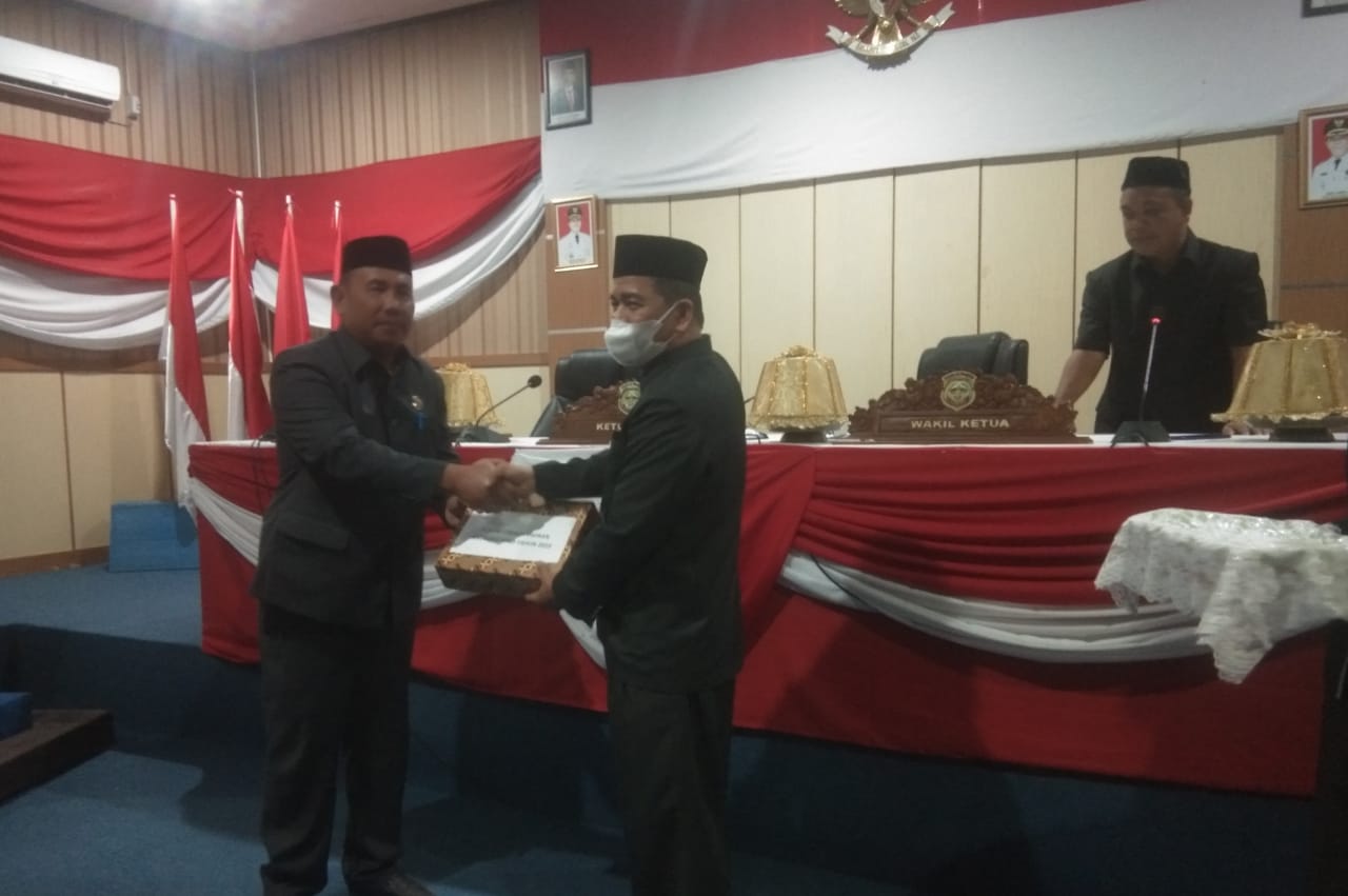 DPRD Mateng, gelar Rapat Paripurna penyerahan Pokir DPRD Tahun 2023 ke Pemda. Sekaligus dirangkaikan dengan penyerahan 15 buah Rancangan Prolegda tahun 2022 dari Pemda Mateng ke DPRD. (Foto Zulkarnain/Rakyatsulbar.com)