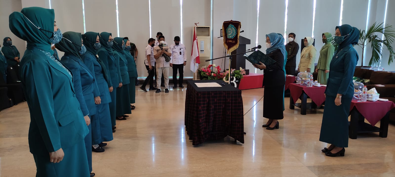 Bupati Mamuju Sitti Sutinah Suhardi, saat melantik pengurus Tim Penggerak PKK Mamuju, Rabu (26/1/2022), di Ballroom Maleo Hotel