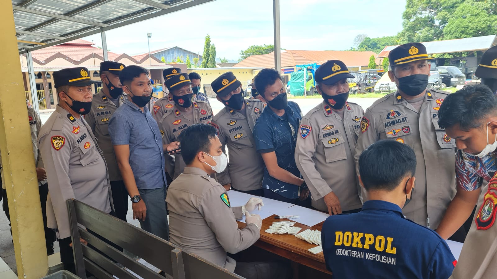 Sebanyak 140 orang personil Polres Majene menjalani tes urine yang dilakukan oleh Bidang Profesi bersama Pengamanan (Bid Propam) dan Bid Dokkes Polda Sulbar, Jumat (28/01/22).