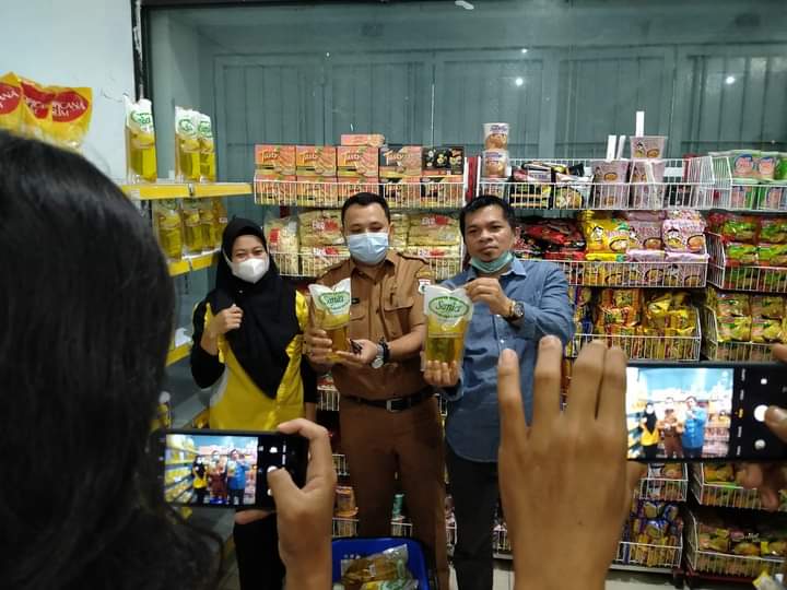 Anggota DPRD Sulbar Hatta Kainang bersama Diskoperindag Sulbar, Gelar sidak di sejumlah Minimarket dalam kota Mamuju.(Musraho/Rakyatsulbar.com)