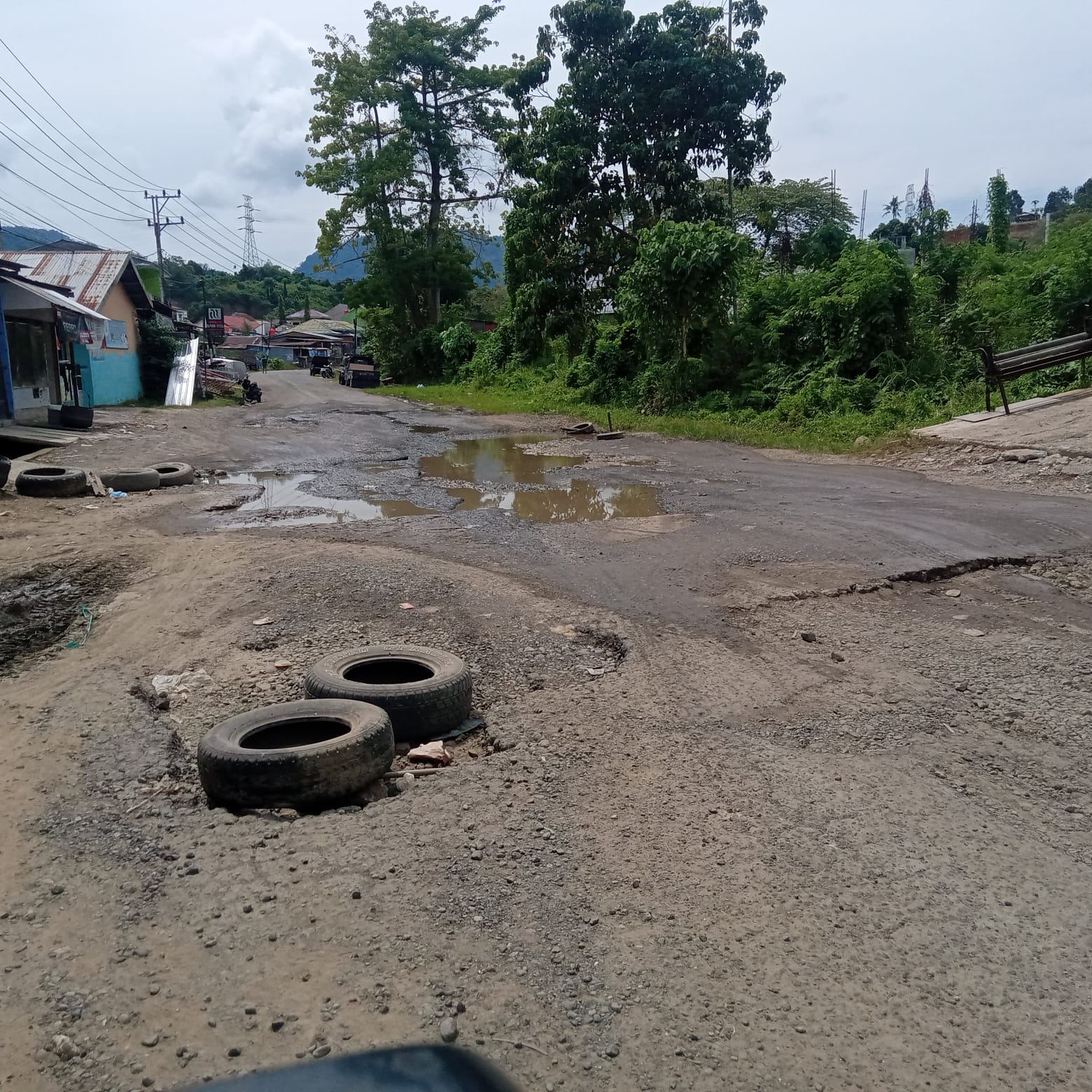 Kondisi jalan poros Provinsi, yang tak kunjung di perbaiki (Musraho/Rakyatsulbar.com)