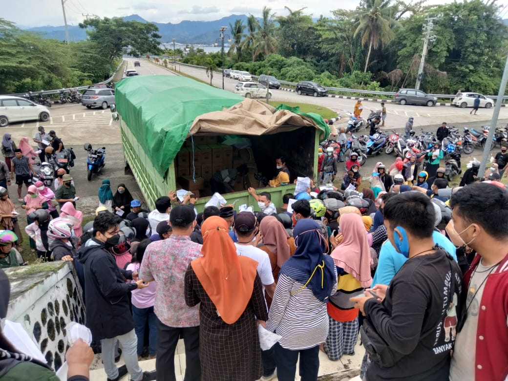 Warga Mamuju, saat mengantri Minyak Goreng di Depan kantor Gubernur Sulbar. (Musraho/Rakyatsulbar.com).