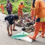 P3S Mamuju Bersama DLHK Bersihkan Tumpukan Sampah di Jalan Poros Sese Tambayako