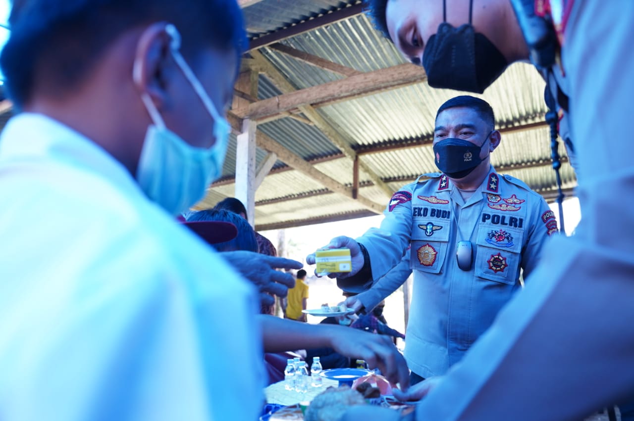 Jenderal bintang dua tersebut mengunjungi lokasi vaksinasi massal yang berada di Kecamatan Tommo Kabupaten Mamuju dan sekaligus mengikuti rapat virtual yang dipimpin oleh Kapolri dari titik Vaksinasi di Pusdik Intelkam Kabupaten Bandung Jawa Barat.