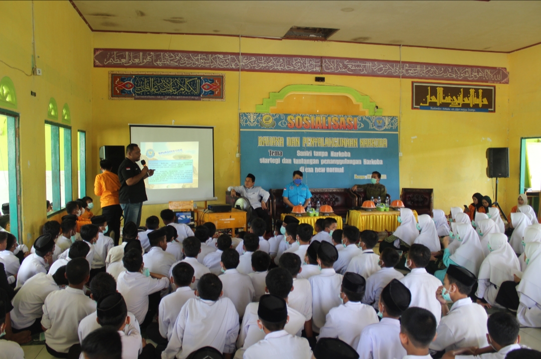 BNNK Polewali Mandar, Provinsi Sulawesi Barat, menyambangi wilayah Kecamatan Campalagian tepatnya di Pondok Pesantren Syekh Hasan Yamani Parappe, Kamis (24/3/2022). (Foto Sulpa /Rakyatsulbar.com)