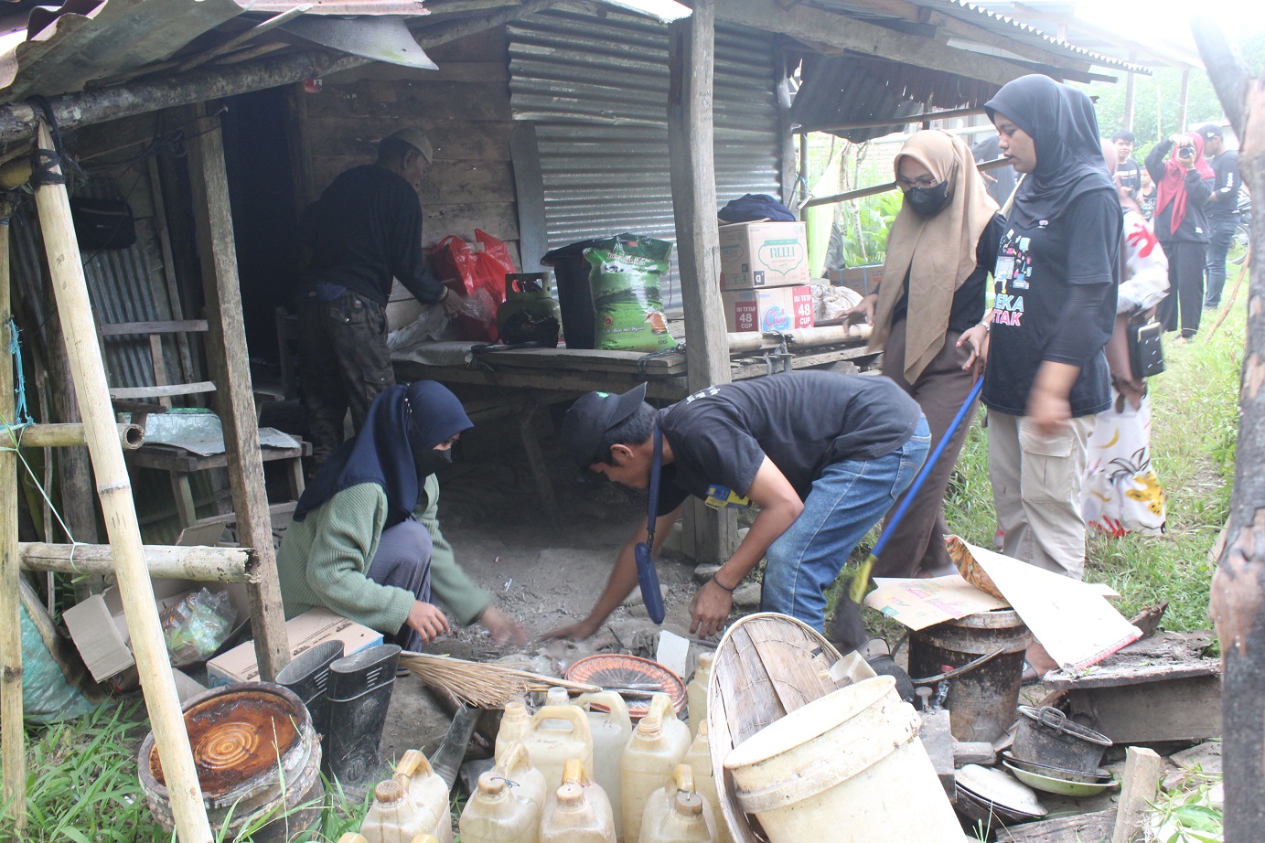 Pemuda Pemudi Pelajar Sese (P3S), saat membersihkan  rumah Kakek Zainuddin ( Foto Humas P3S Mamuju)