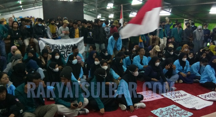 Aliansi Sulbar Bergerak Untuk Indonesia Duduki DPRD Sulbar (Foto Sudirman/Rakyatsulbar.com)