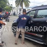 Komunitas Avansa Xenia Solutions Mamuju, Bagi-Bagi Takjil di Pantai Manakarra.