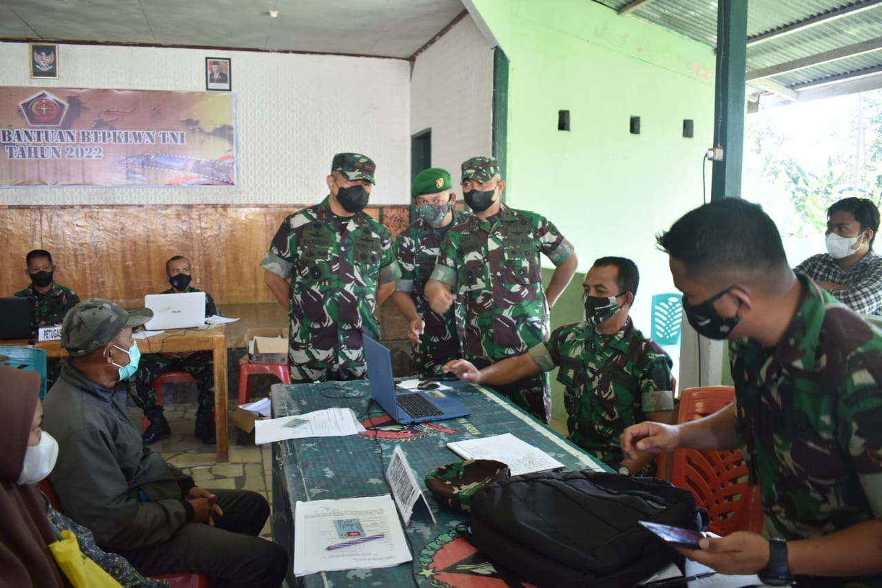 Kepala Staf Kodam (Kasdam)XIV/Hasanuddin, Brigjen TNI Dany Budiyanto, meninjau penyaluran Bantuan Tunai untuk Pedagang Kaki Lima, Warung dan Nelayan ( BTPKLWN ) di Markas Kodim 1402/Polman, Kabupaten Polewali Mandar, Sulbar. (Foto Humas Kodim Polman Untuk Rakyatsulbar.com).