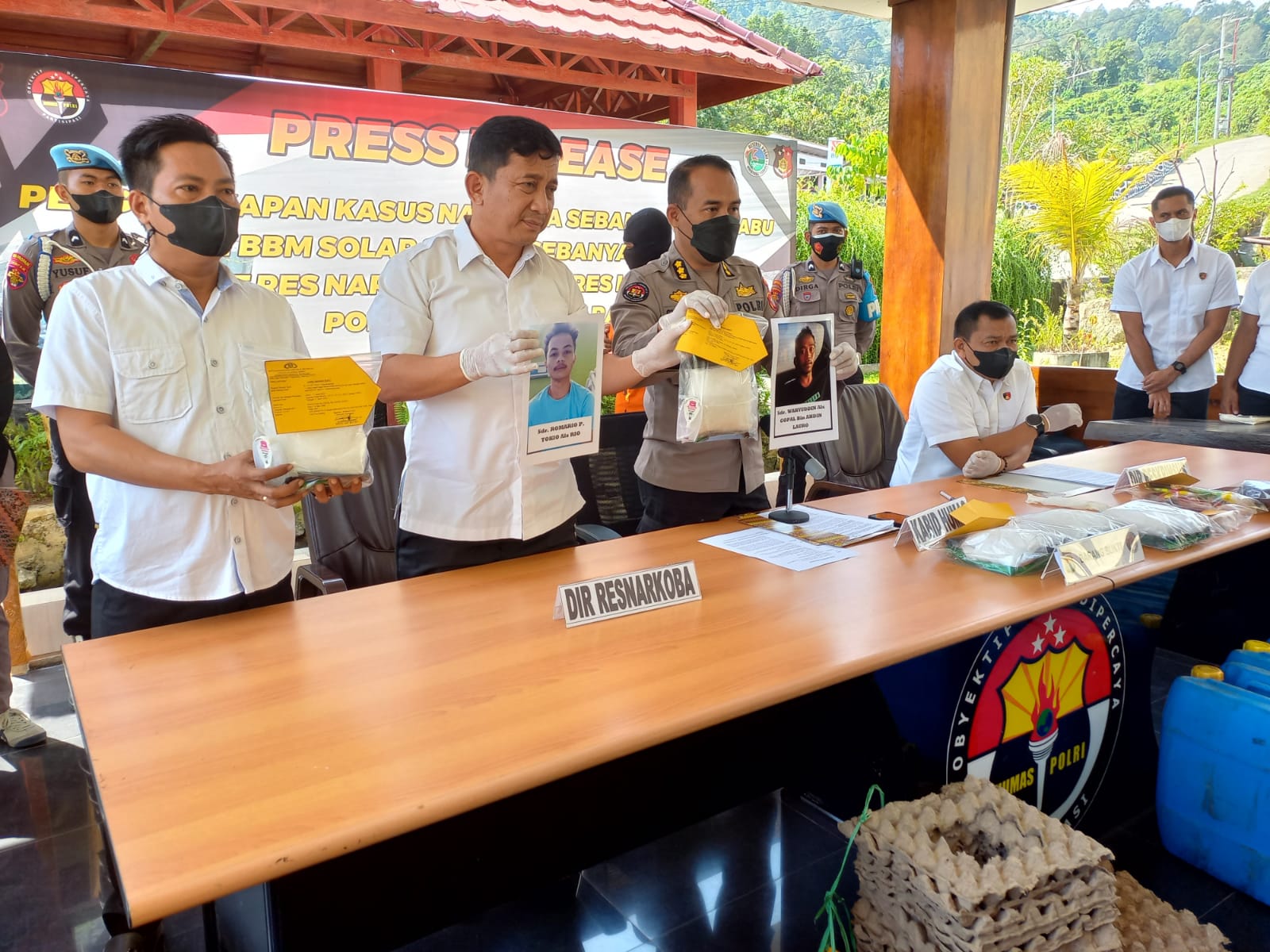 Polda Sulbar, melalui DIT RES Narkoba dan DIT RES Kriminal Khusus, saat melakukan konferensi pers pengungkapan kasus Narkoba sebanyak 5 Kg jenis sabu dan penimbunan BBM jenis Solar Subsidi sebesar 6,2 Ton (Foto Musraho/Rakyatsulbar)