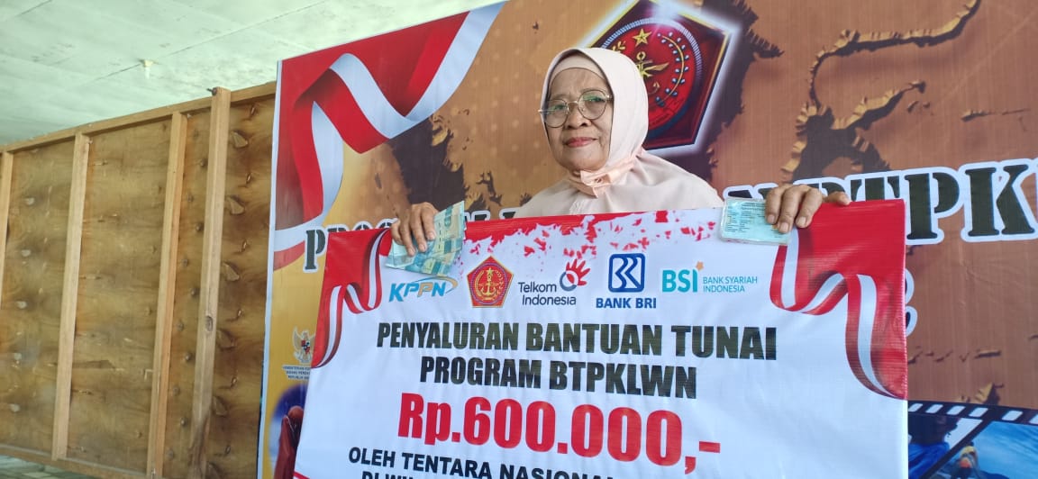 Nuraeni salah satu penerima nantuan asal desa Tonyaman, Kecamatan Polewalu