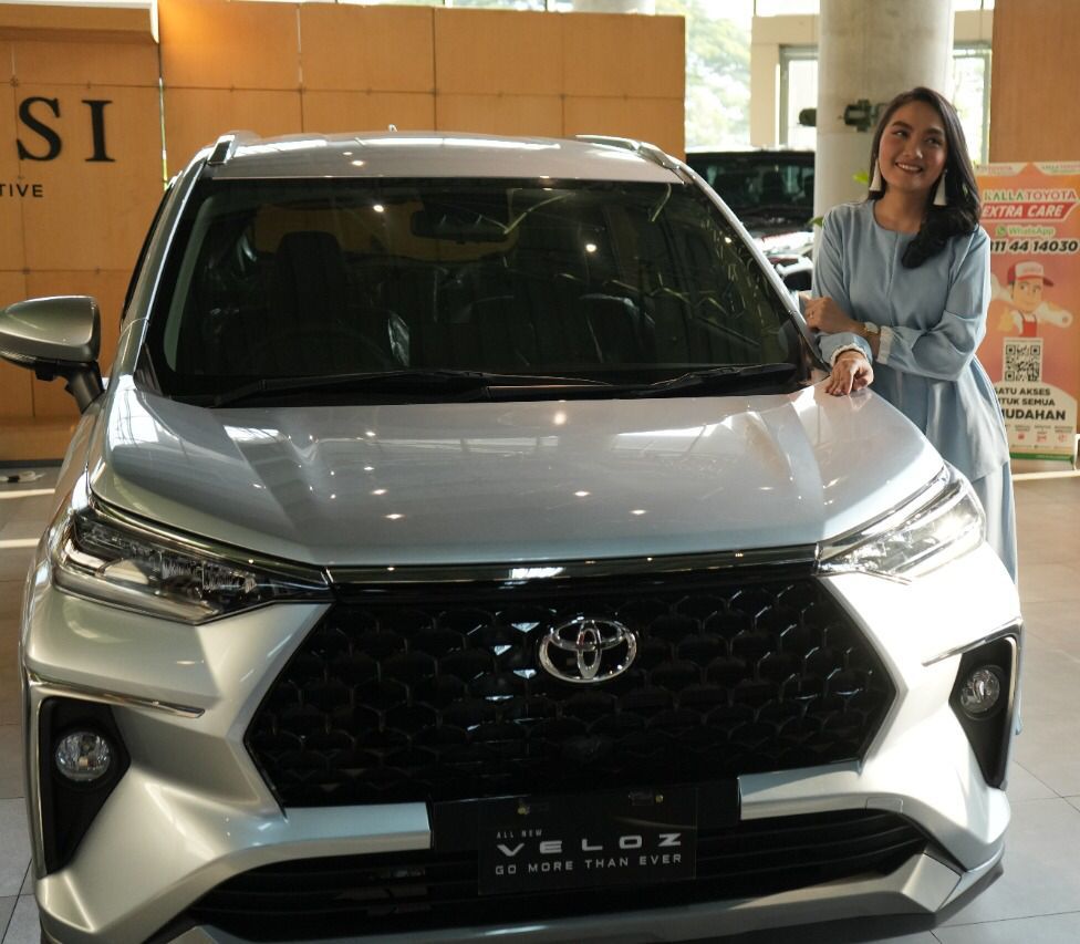 Usher sedang berfoto disamping Toyota All New Veloz di Garasi NIPAH