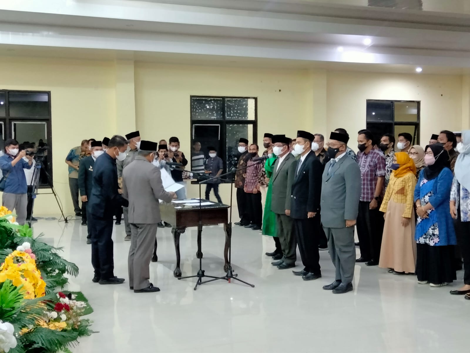 Gubernur Sulawesi Barat (Sulbar), Ali Baal Masdar melantik sejumlah pejabat eselon II,III dan IV di lingkup Pemprov Sulbar malam ini, di Gedung PKK Sulbar, Kamis Malam (28/4). (Foto Musraho/Rakyatsulbar.com)