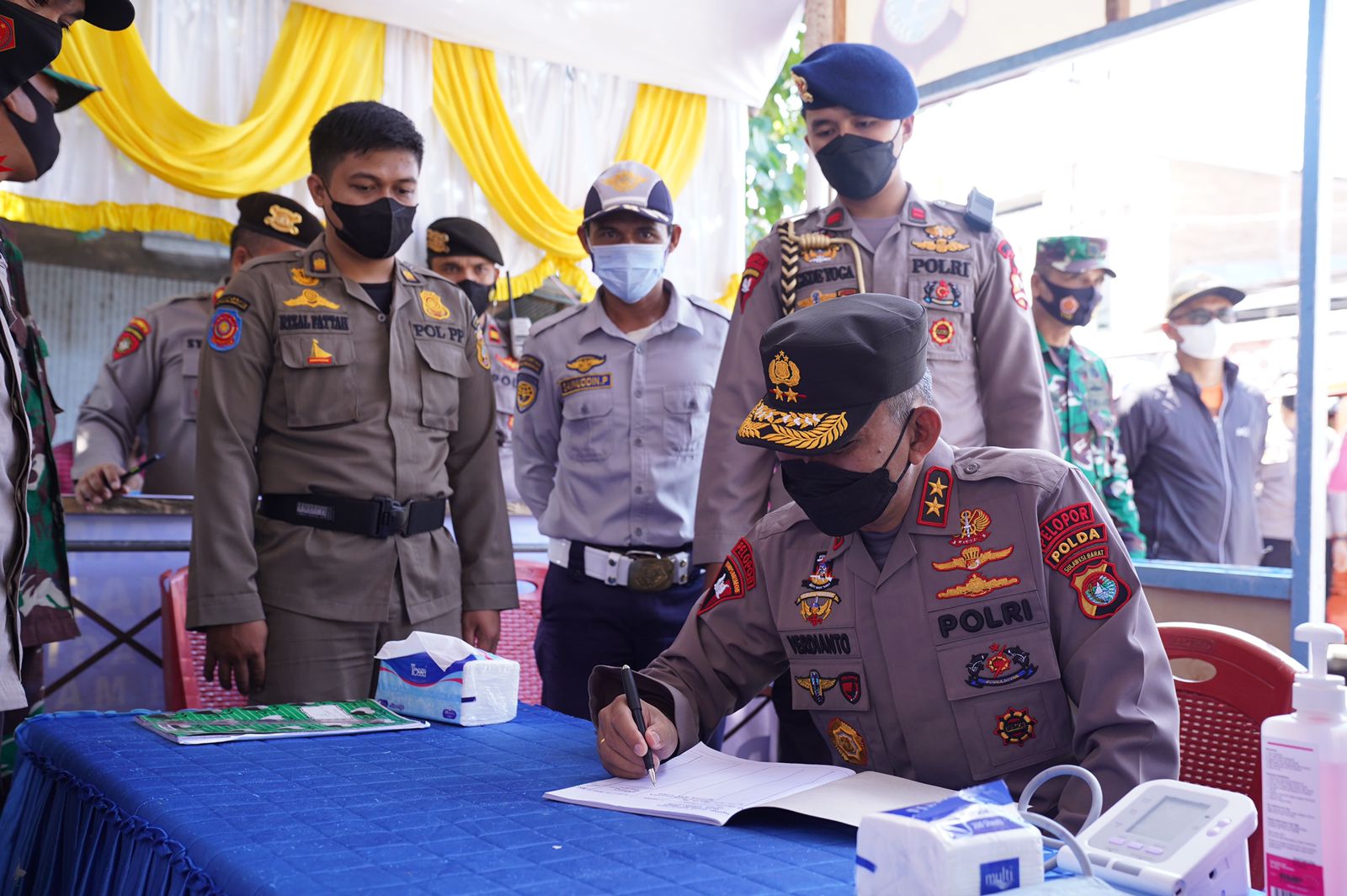 Kapolda Sulbar Irjen Pol Verdianto I. Bitticaca saat melakukan pengecekan Pos Pengamanan operasi Marano di Polman, Sabtu (304).