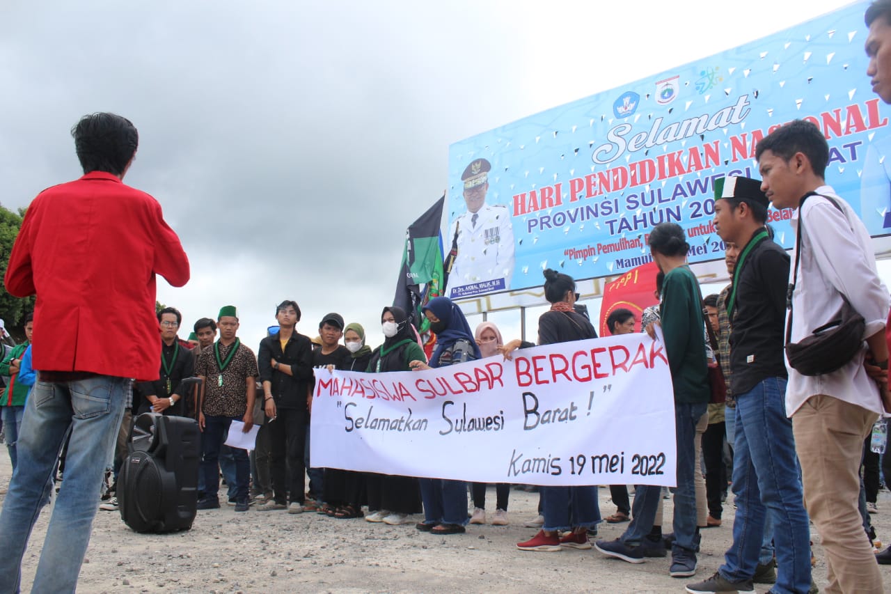 Aliansi Mahasiswa Sulbar Bergerak, gelar aksi di Kantor Merah Putih Provinsi Sulawesi Barat, Kamis (19/5/2022).