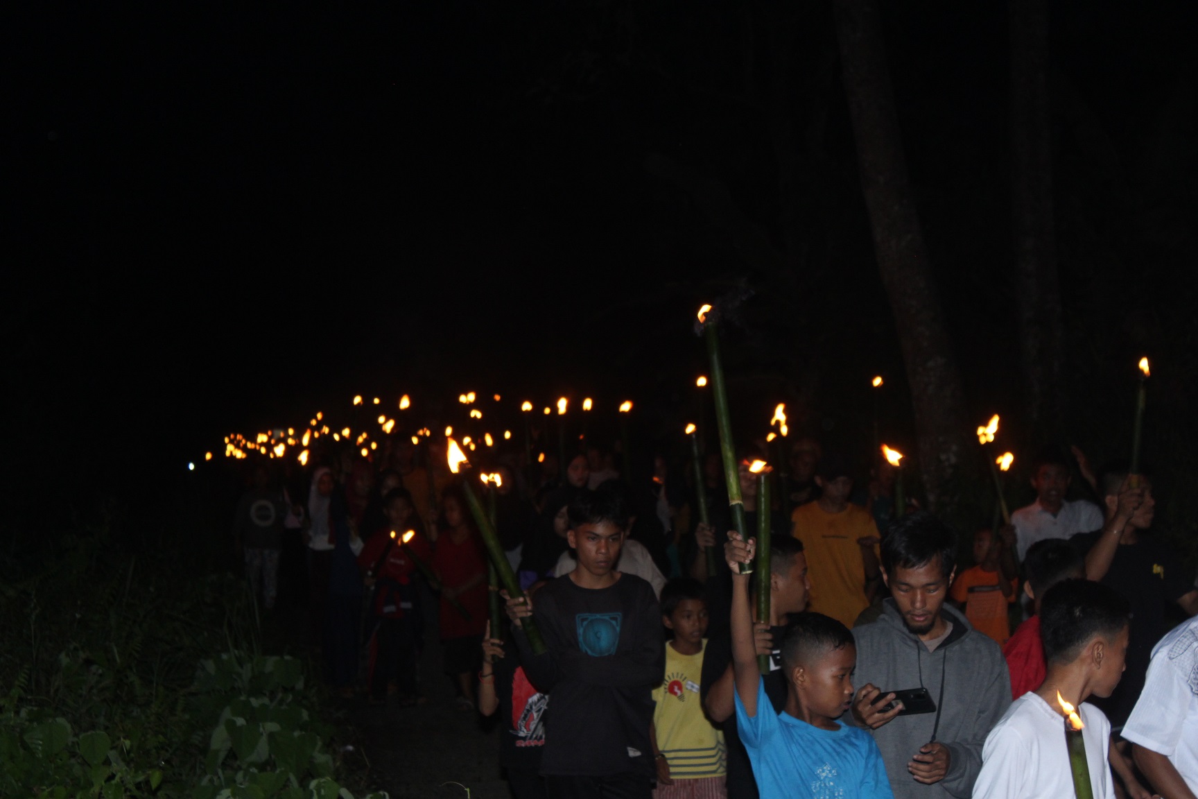 Pawai Obor yang Digelar Pemuda Pemudi Pelajar Sese bersama tokoh pemuda dan warga (Foto Sudirman/ Rakyatsulbar.com)