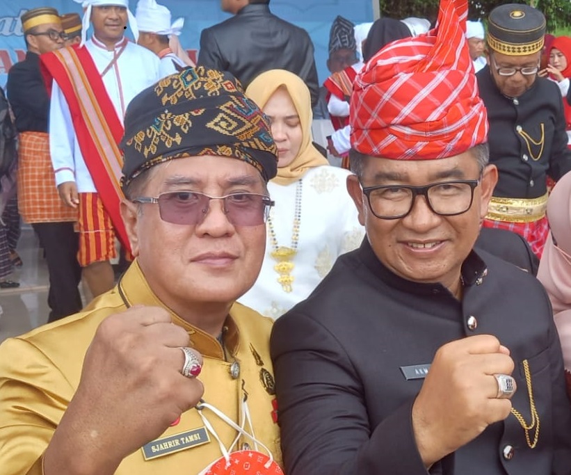 Kepala Sekolah SMK Negeri 1 Tapalang Barat Drs. Sjahrir Tamsi, saat berfoto bersama PJ Gubernur Sulbar Akmal Malik (Foto Musraho/ Rakyatsulbar.com)