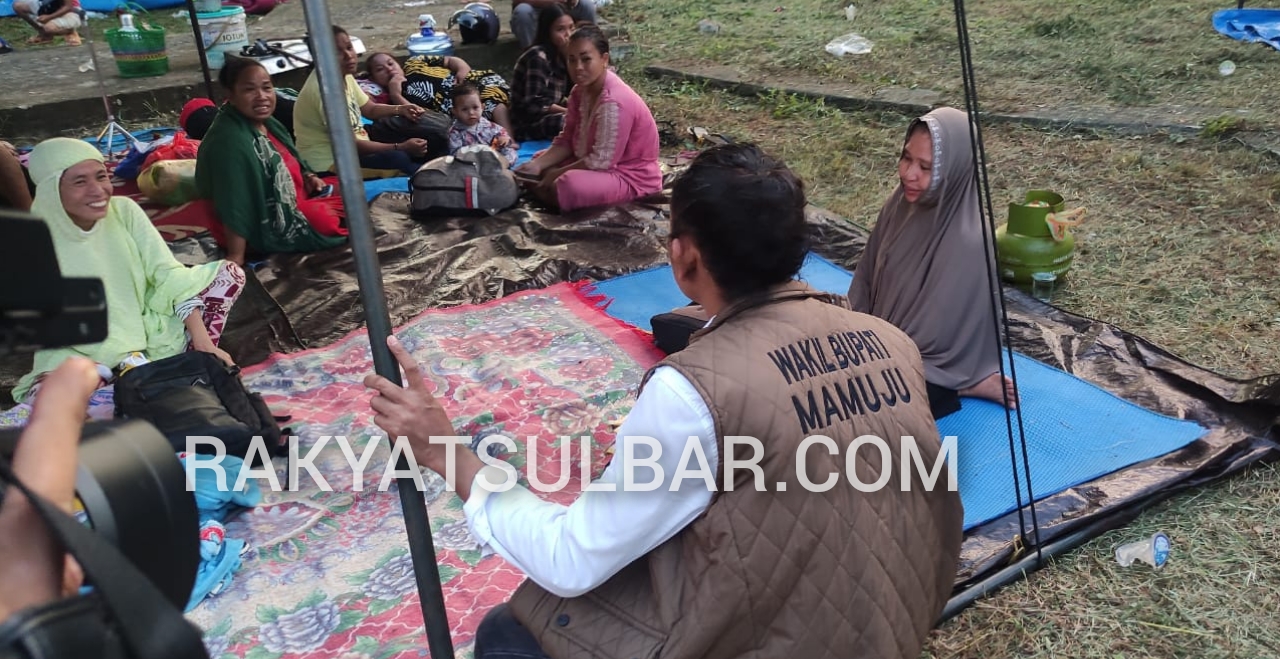 Wakil Bupati Mamuju Ado Mas'ud mengunjungi pengungsian yang berada di Stadion Manakarra, Mamuju, Rabu (8/6/2022). (Foto Lukman Rahim / Rakyatsulbar.com)