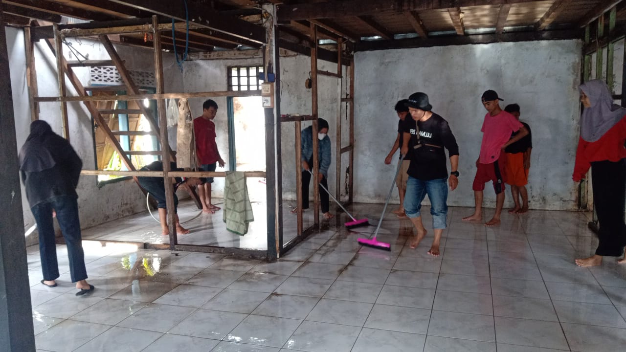 Pemudi Pelajar Sese melakukan aksi bersih-bersih di rumah warga yang terdampak banjir